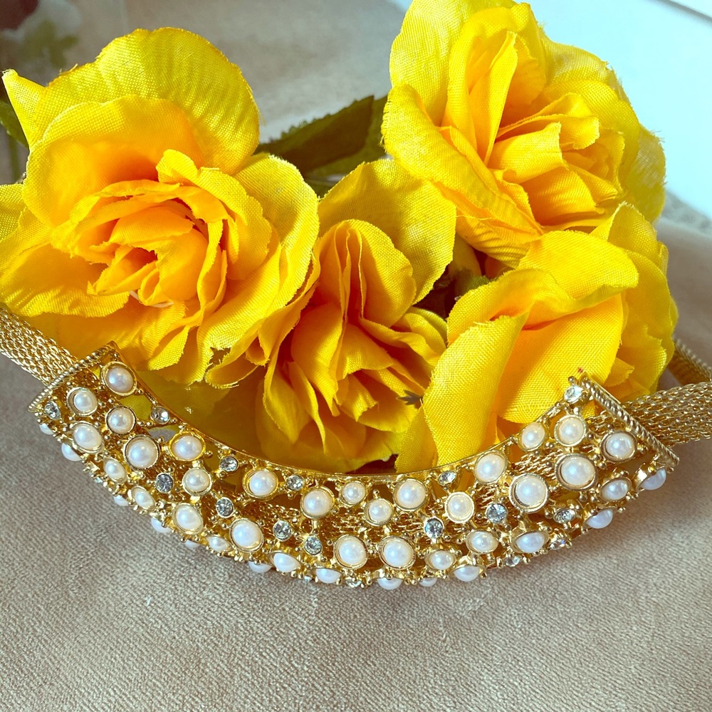 Gold mesh and faux pearl necklace. Gorgeous ❤️